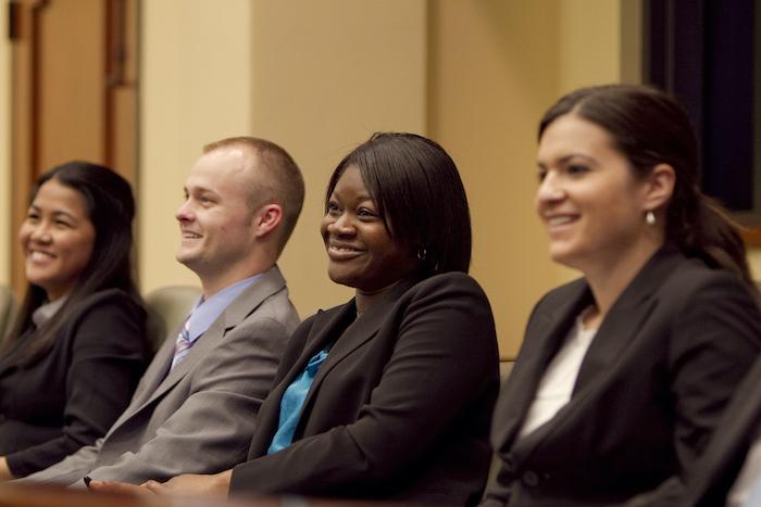四个学生在斯泰森法律线上博彩网址的课堂上微笑
