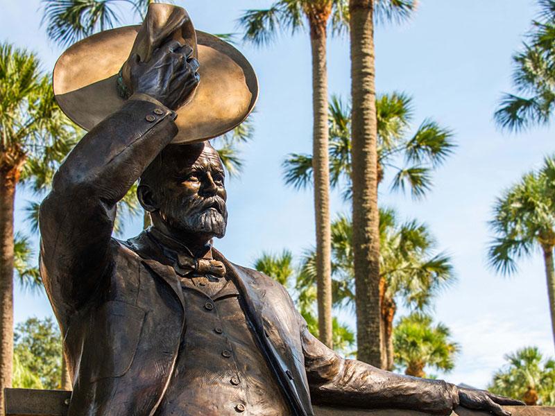 约翰B. 斯泰森雕像在棕榈园的外缘